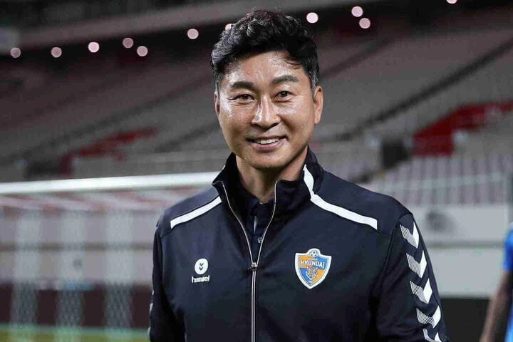 Ông Kim Do-hoon (sinh năm 1970) từng dẫn dắt 2 đội bóng hàng đầu của Hàn là Ulsan Hyundai và Incheon United. Vị huấn luyện viên này từng giành được chức vô địch AFC Champions League 2020 cùng Ulsan Hyundai.
