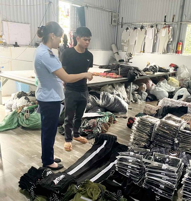 Tạm giữ 1.400 sản phẩm quần áo giả mạo nhãn hiệu, không rõ nguồn gốc ở Nam Định