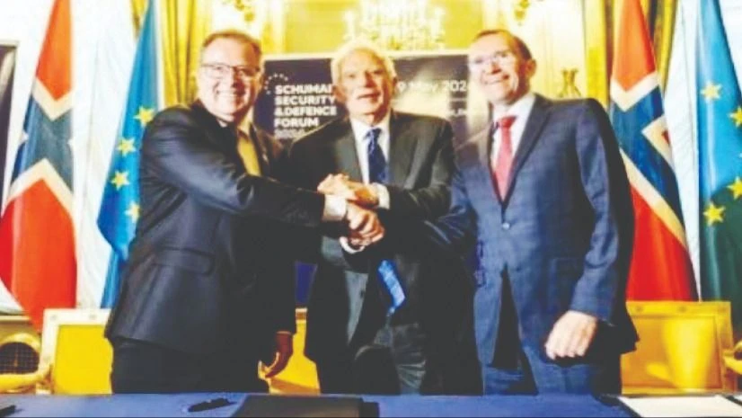 Từ trái sang: Bộ trưởng Bộ Quốc phòng Na Uy Bjorn Arild Gram, Đại diện cấp cao của EU Josep Borrell và Bộ trưởng Bộ Ngoại giao Na Uy Espen Barth Eide tại lễ ký kết Quan hệ Đối tác An ninh và Quốc phòng. Ảnh: EUROPEAN INTEREST