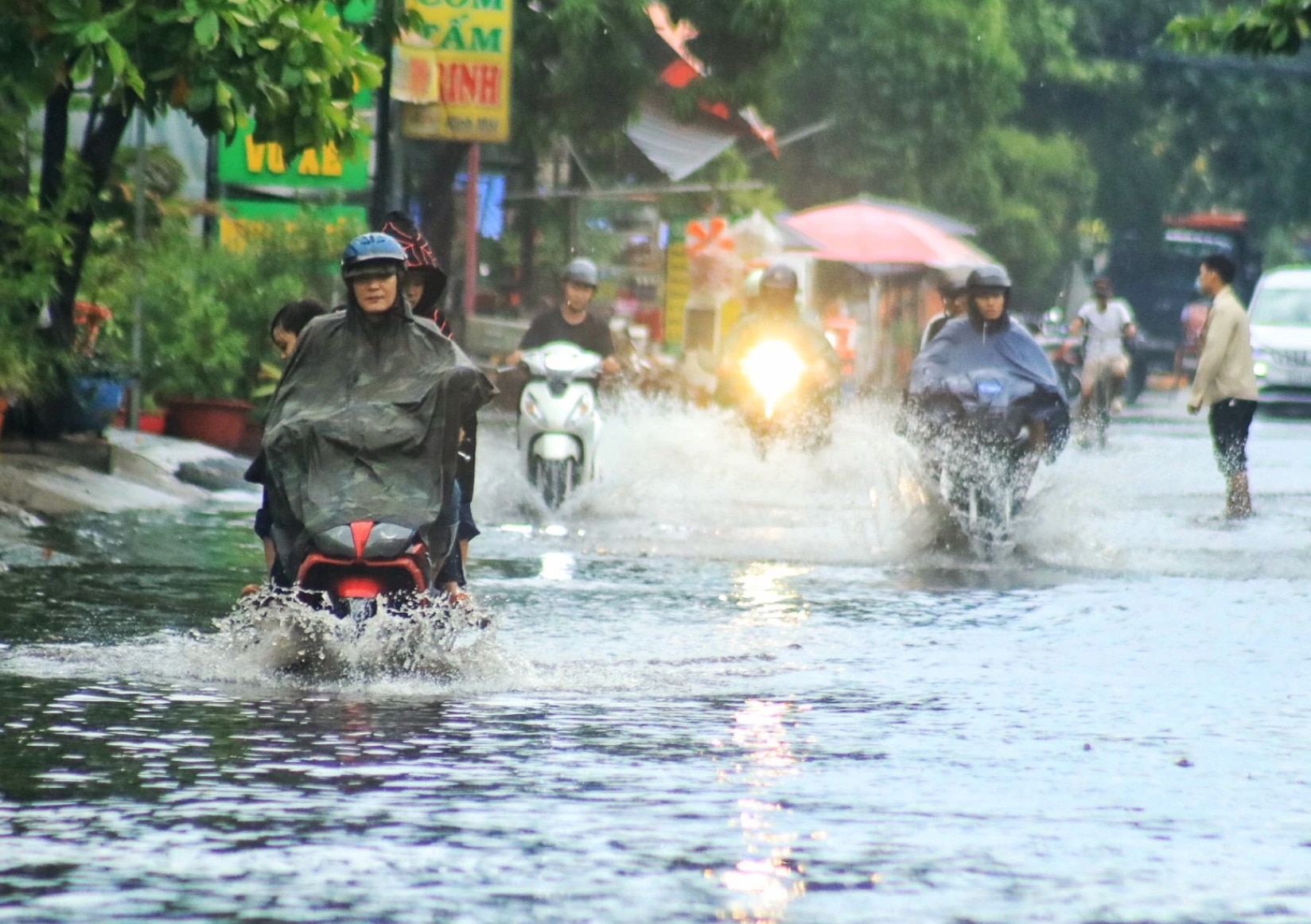 Сильный дождь продолжается в Центральном нагорье и на юге - Vietnam.vn