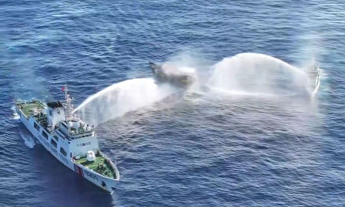 Một tàu hải cảnh Trung Quốc bắn vòi rồng vào tàu Philippines ở khu vực gần bãi cạn Scarborough.