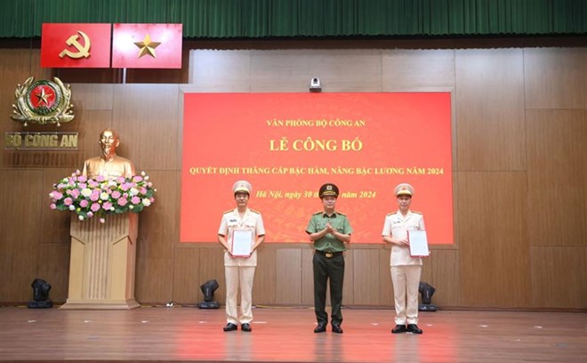 Thăng cấp bậc hàm từ Thượng tá lên Đại tá với 2 cán bộ Văn phòng Bộ Công an