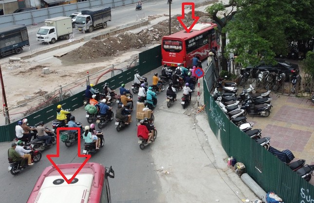 Quây rào phố Kim Đồng khi chưa tổ chức giao thông: Thanh tra và CSGT nói gì? ảnh 1