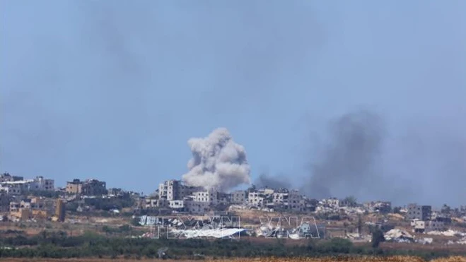 Khói bốc lên sau cuộc không kích trong xung đột Hamas-Israel tại Dải Gaza ngày 16-5-2024. Ảnh: THX/TTXVN