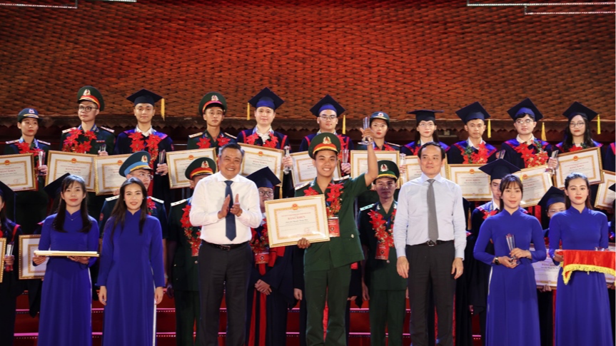 El viceprimer ministro Tran Luu Quang y el presidente del Comité Popular de Hanoi, Tran Sy Thanh, entregaron Certificados de Mérito a los mejores estudiantes destacados en 2023