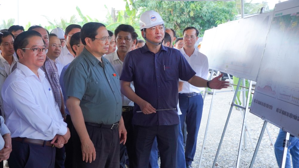 Ông Lê Minh Cường - Giám đốc Ban quản lý dự án đầu tư xây dựng TP Cần Thơ báo cáo tiến độ dự án cao tốc. Ảnh: Yến Phương