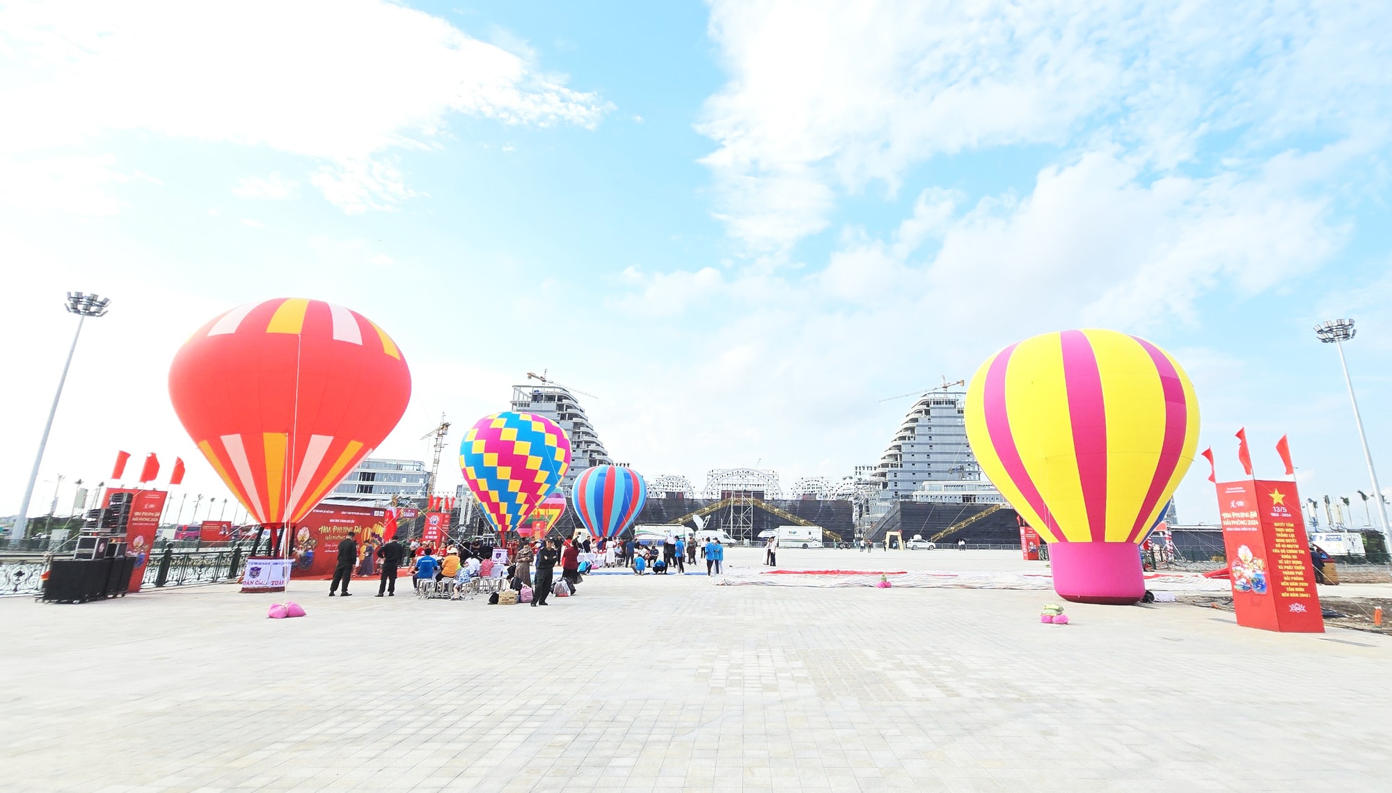 Người dân, du khách có cơ hội trải nghiệm khinh khí cầu miễn phí tại Hải Phòng - Ảnh: T. THẮNG