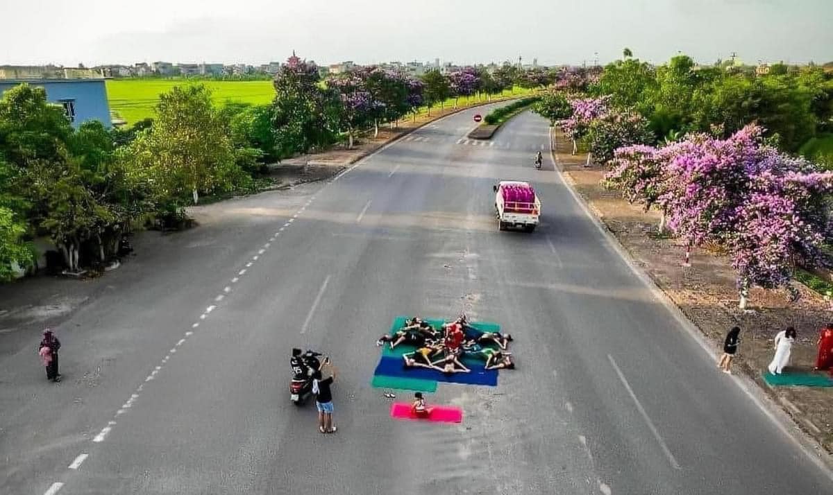 Nhóm phụ nữ trải thảm, nằm giữa lòng một con đường tại Thái Bình