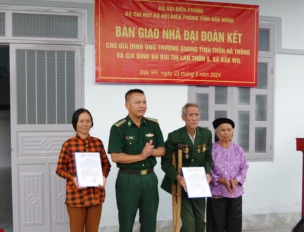 Gia đình bà Bùi Thị Lan và gia đình ông Trương Quang Tỉnh nhận quyết định trao tặng nhà. ẢNH: PV
