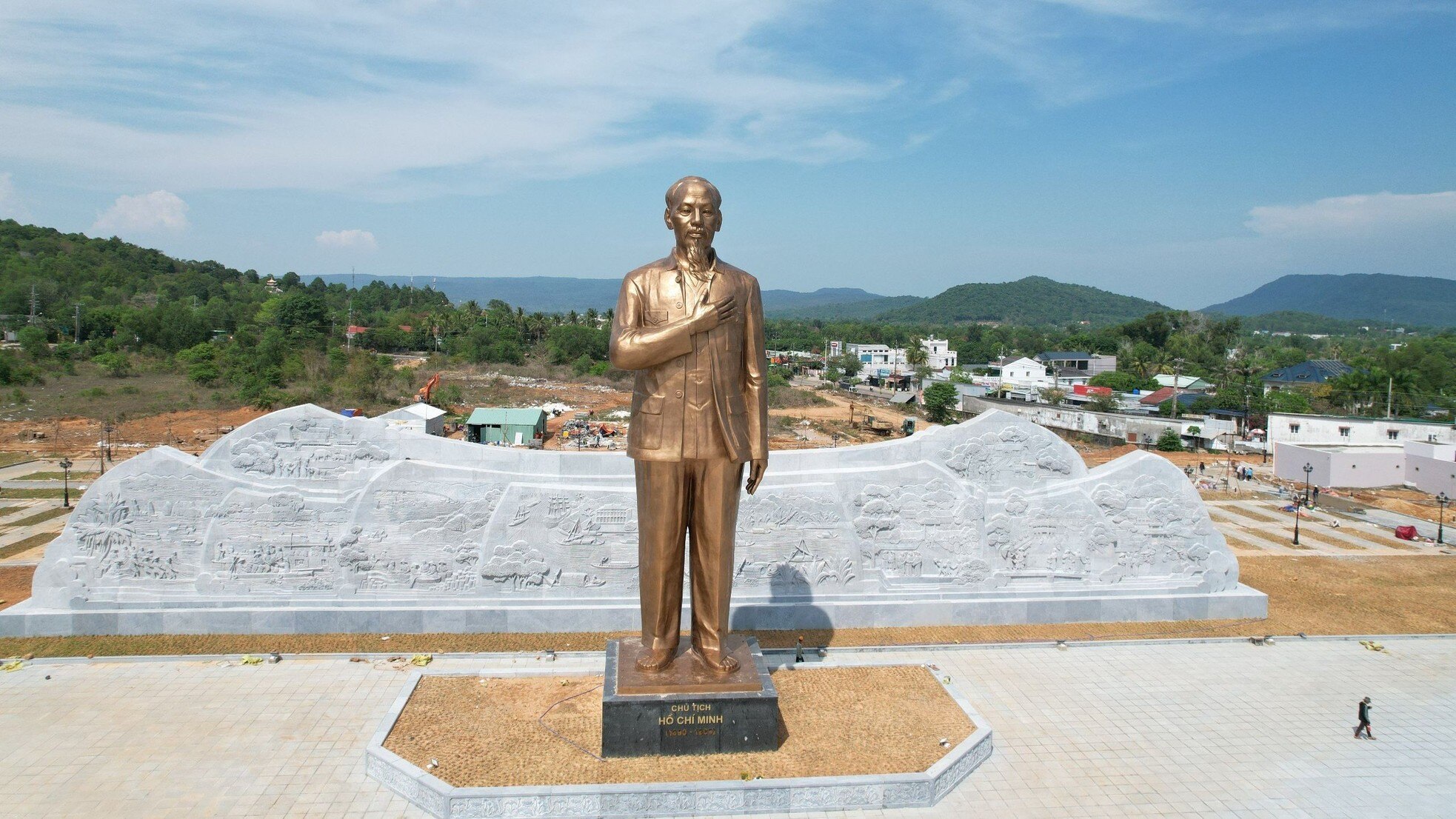 Tượng đài Bác Hồ ở Phú Quốc trước ngày khánh thành - Vietnam.vn