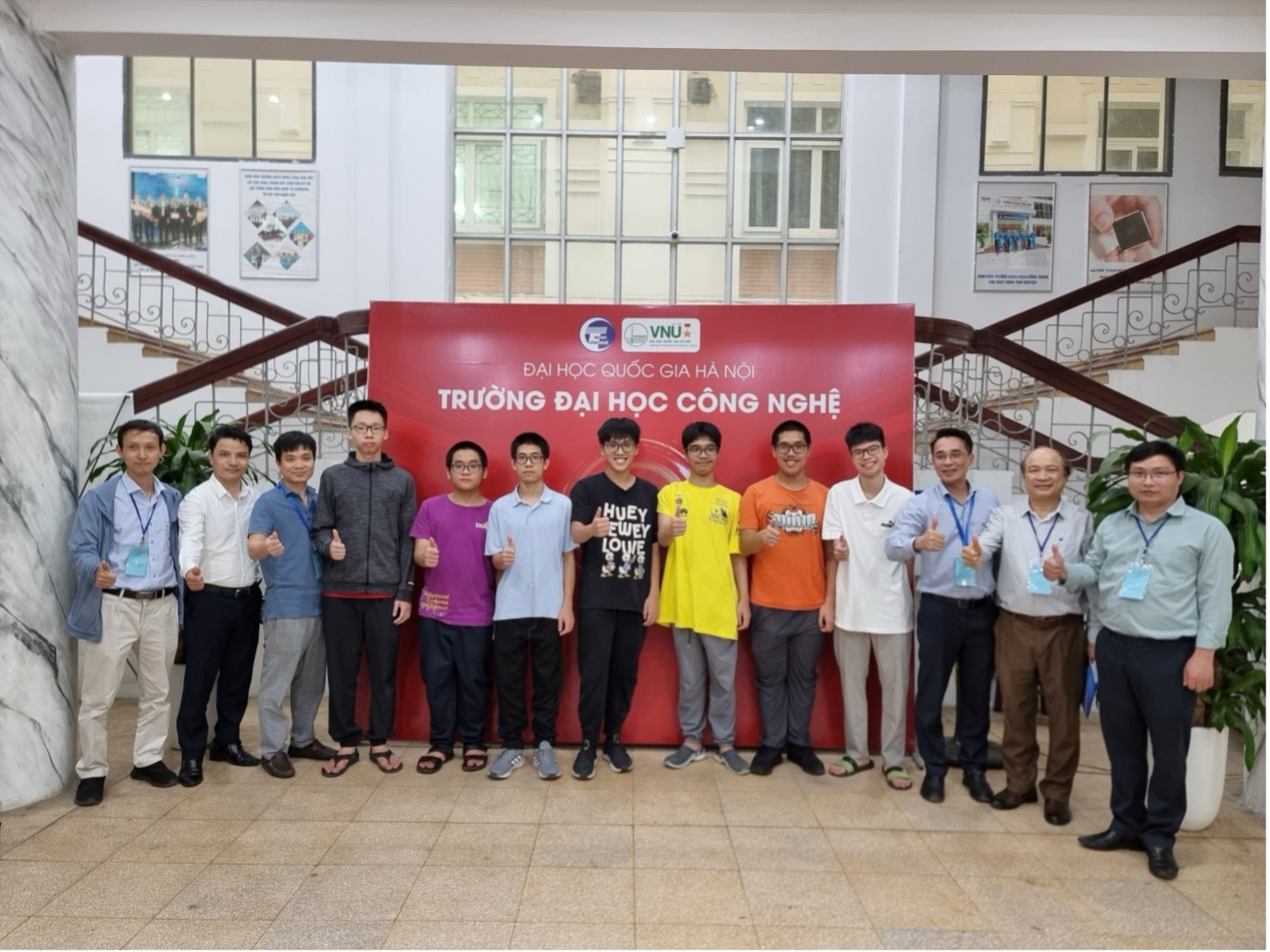 7 thí sinh đoạt giải Olympic Tin học châu Á và các thầy trong ban tổ chức tại Trường đại học Công nghệ - Đại học Quốc gia Hà Nội - Ảnh: Bộ GD-ĐT