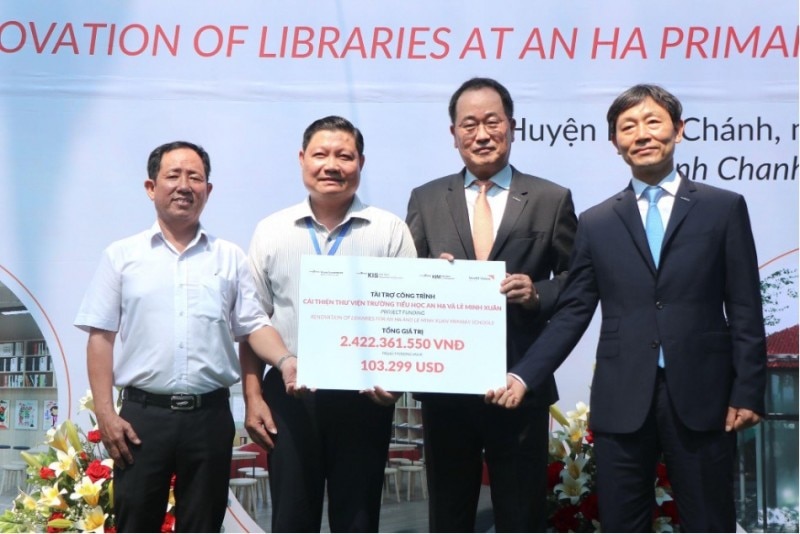 Năm 2023, hai đại diện đến từ đơn vị tài trợ trao số tiền hỗ trợ hơn 2,4 tỷ đồng để cải thiện thư viện cho hiệu trưởng hai trường tiểu học An Hạ và Lê Minh Xuân 3.