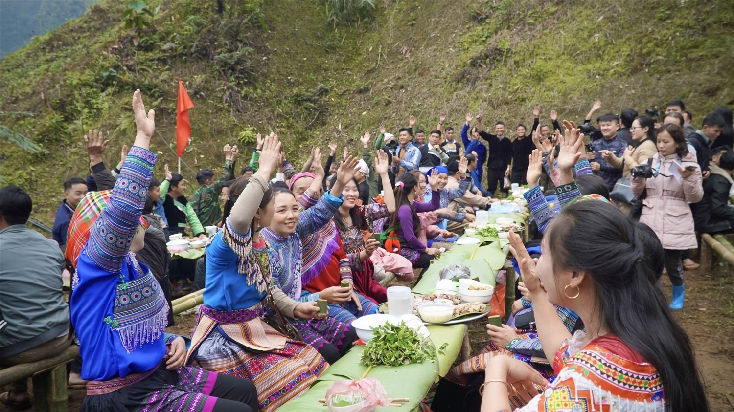 Độc đáo Lễ tết rừng của người Mông xã Nà Hẩu (Trong ảnh, đồng bào dân tộc Mông giơ tay thề bảo về rừng để có một môi trường sống xanh, góp phần vào phát triển du lịch địa phương)