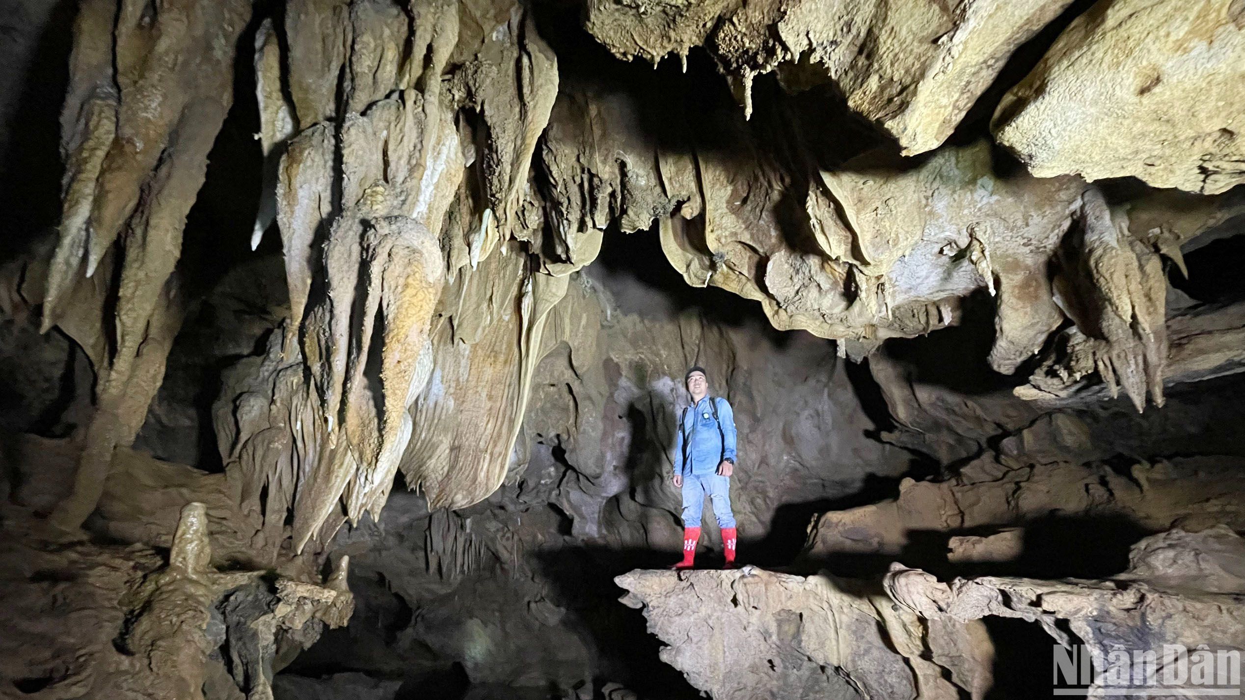 Открытие восхитительно красивой пещеры Ван Тьен в горах Куангчи - Vietnam.vn