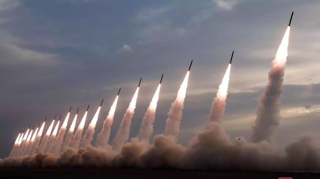 Triều Tiên diễn tập tấn công phủ đầu với 18 tên lửa có thể mang đầu đạn hạt nhân- Ảnh 14.
