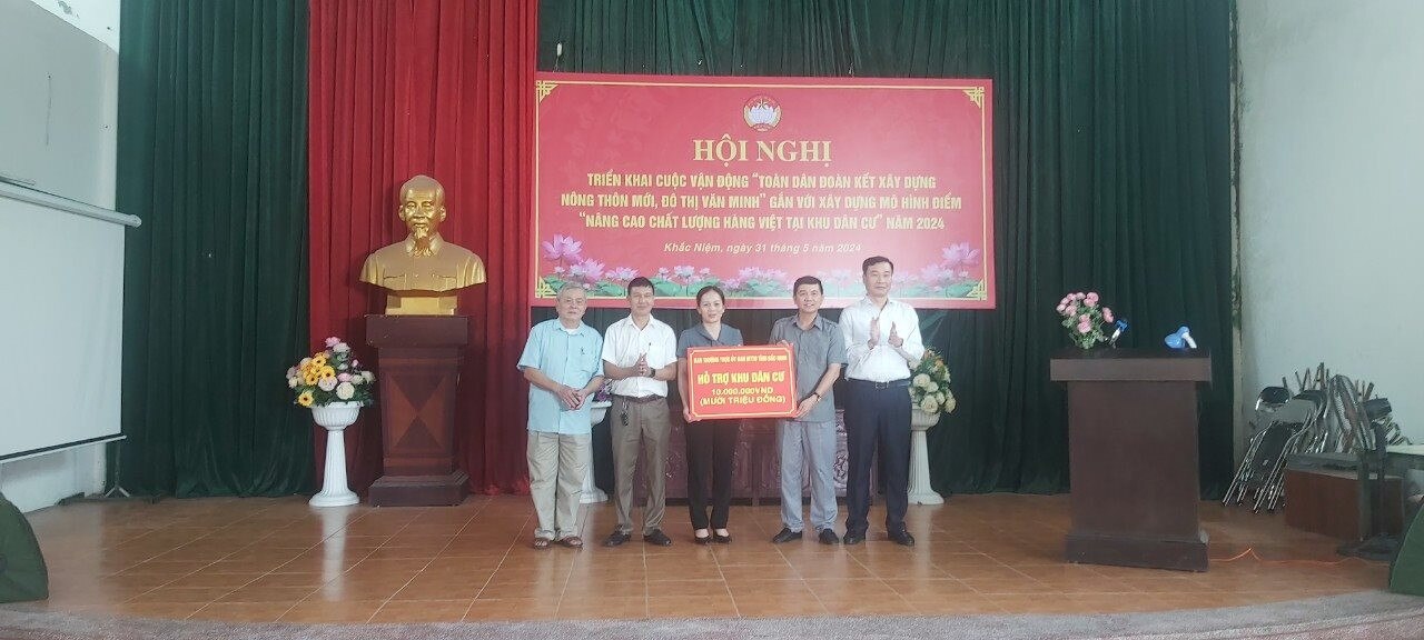 Phó Chủ tịch Ủy ban MTTQ tỉnh Bắc Ninh Nguyễn Văn Triển cùng đại diện lãnh đạo thành phố Bắc Ninh tặng hỗ trợ cho đại diện khu dân cư.