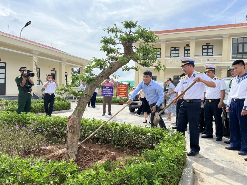 Đoàn công tác về biển, đảo Bộ Ngoại giao thăm Trạm ra đa 575