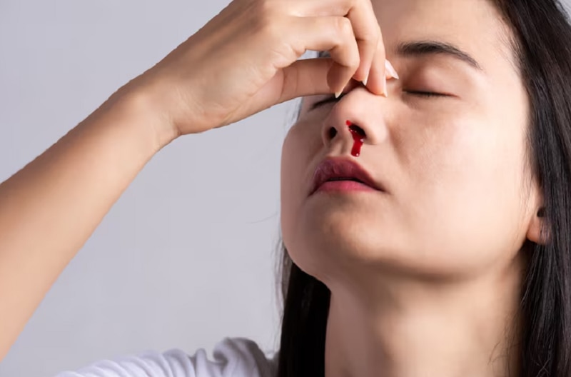 Ngạt mũi, chảy máu mũi thường xuyên là một trong các dấu hiệu ung thư vòm họng