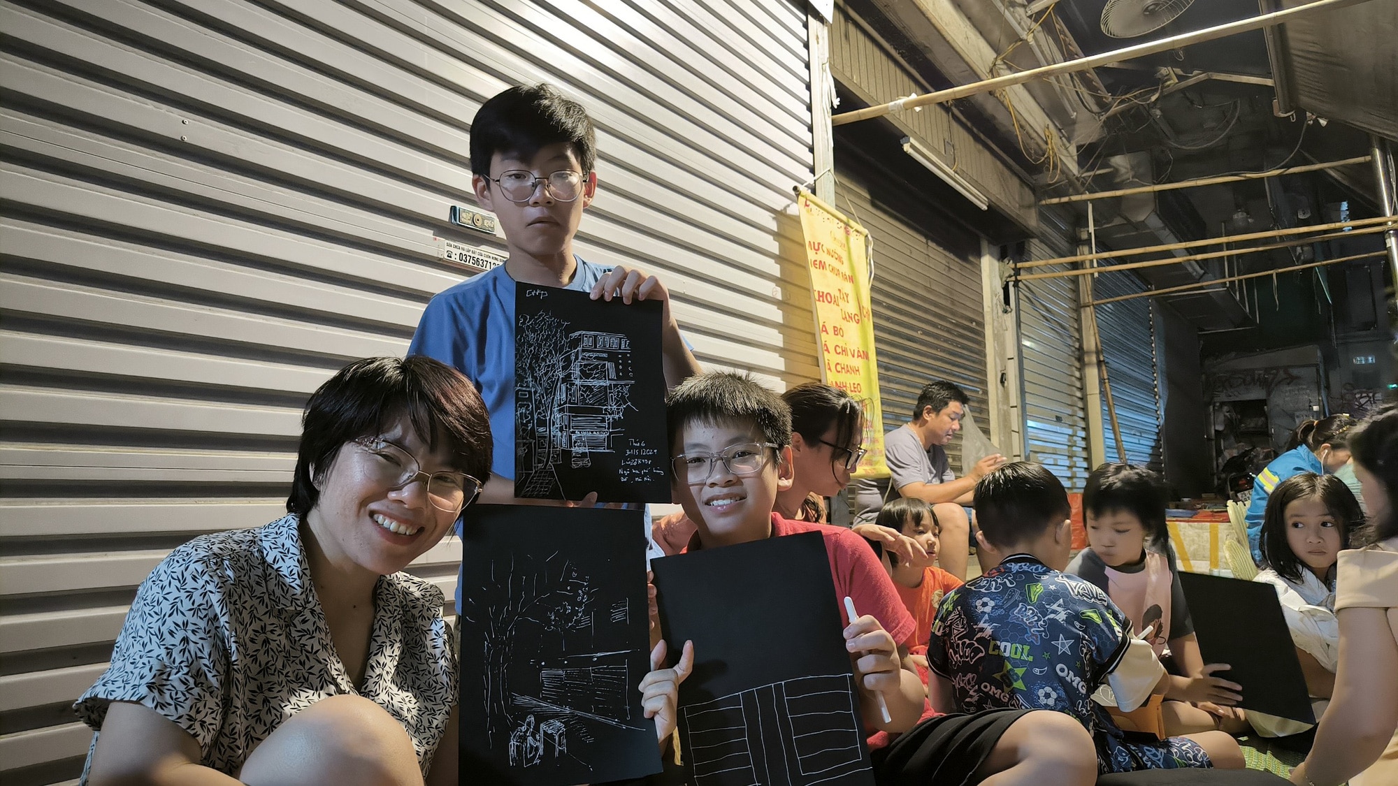 Ba mẹ con chị Quách Hoài cũng đi ký họa phố Hà Nội về đêm cùng cả nhóm