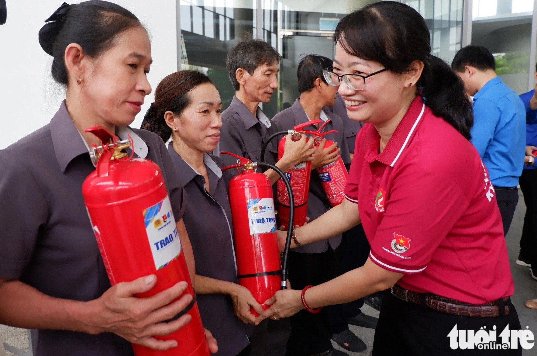 Phó chủ tịch UBND TP.HCM Trần Thị Diệu Thúy trao bình chữa cháy cho cư dân chung cư Sadora (TP Thủ Đức) sau lễ ra quân - Ảnh: K.ANH