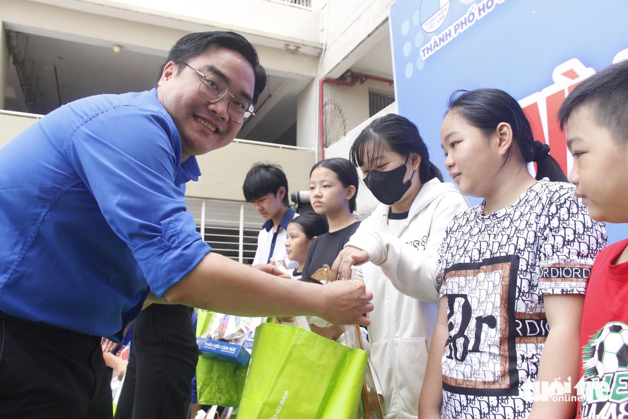 Anh Ngô Minh Hải, bí thư Thành Đoàn TP.HCM, trao quà cho con công nhân khó khăn tại phường An Phú - Ảnh: CÔNG TRIỆU