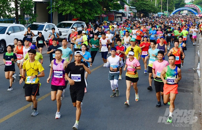 Giải việt dã 'Cung đường Mùa trái chín',  sự kiện thu hút hàng ngàn người đam mê chạy bộ đăng ký tham gia. Ảnh: Trần Trung.