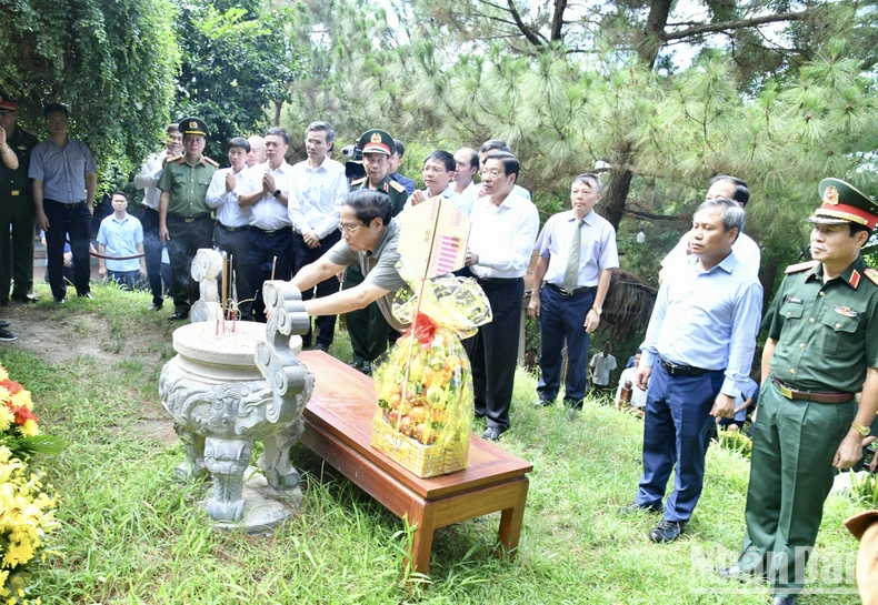 Thủ tướng Phạm Minh Chính dâng hương tưởng niệm Đại tướng Võ Nguyên Giáp ảnh 2