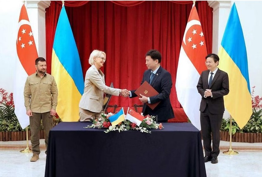 Thủ tướng Lawrence Wong (phải) và Tổng thống Ukraine Volodymyr Zelensky chủ trì lễ ký kết Thỏa thuận dịch vụ hàng không Ukraine – Singapore, ngày 2/6. (Nguồn: CAAS)