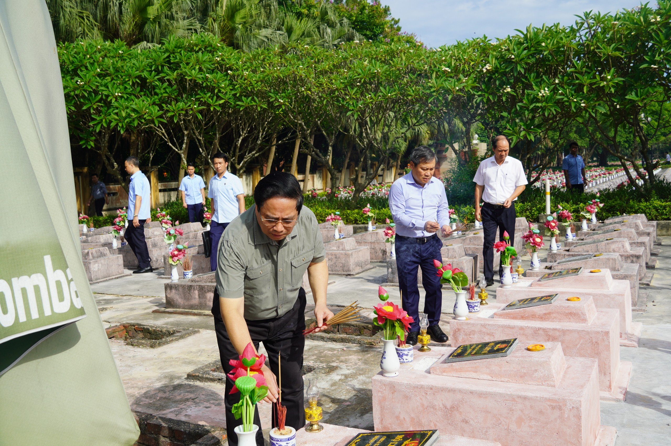 Thủ tướng Phạm Minh Chính viếng mộ Đại tướng Võ Nguyên Giáp ở Vũng Chùa - Đảo Yến- Ảnh 2.