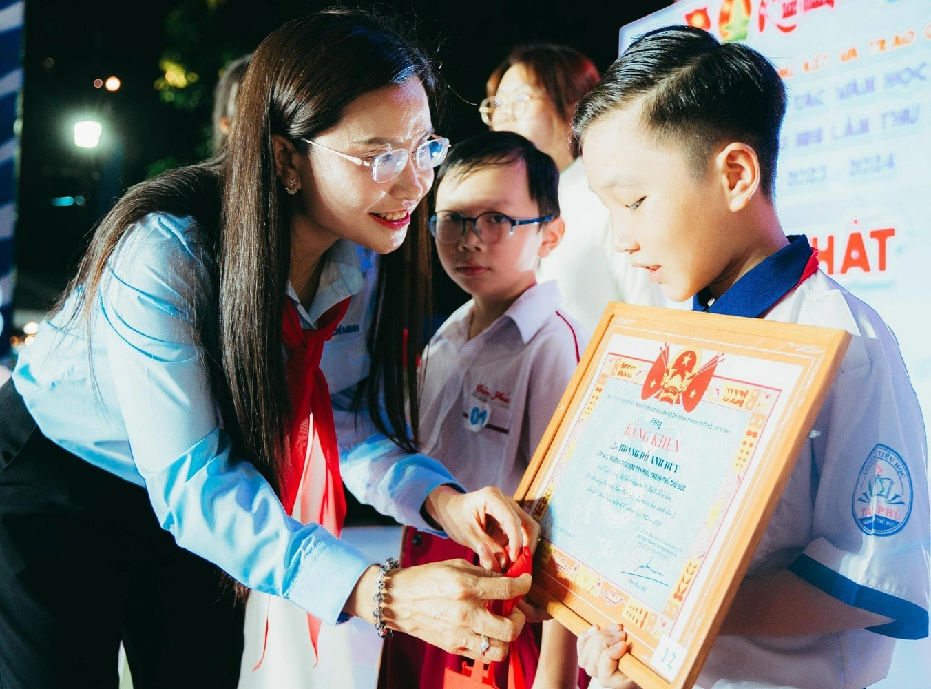 Bí thư Trung ương Đoàn Nguyễn Phạm Duy Trang trao thưởng cho các tác giả nhí đoạt giải cuộc thi sáng tác văn học thiếu nhi - Ảnh: THANH HIỆP