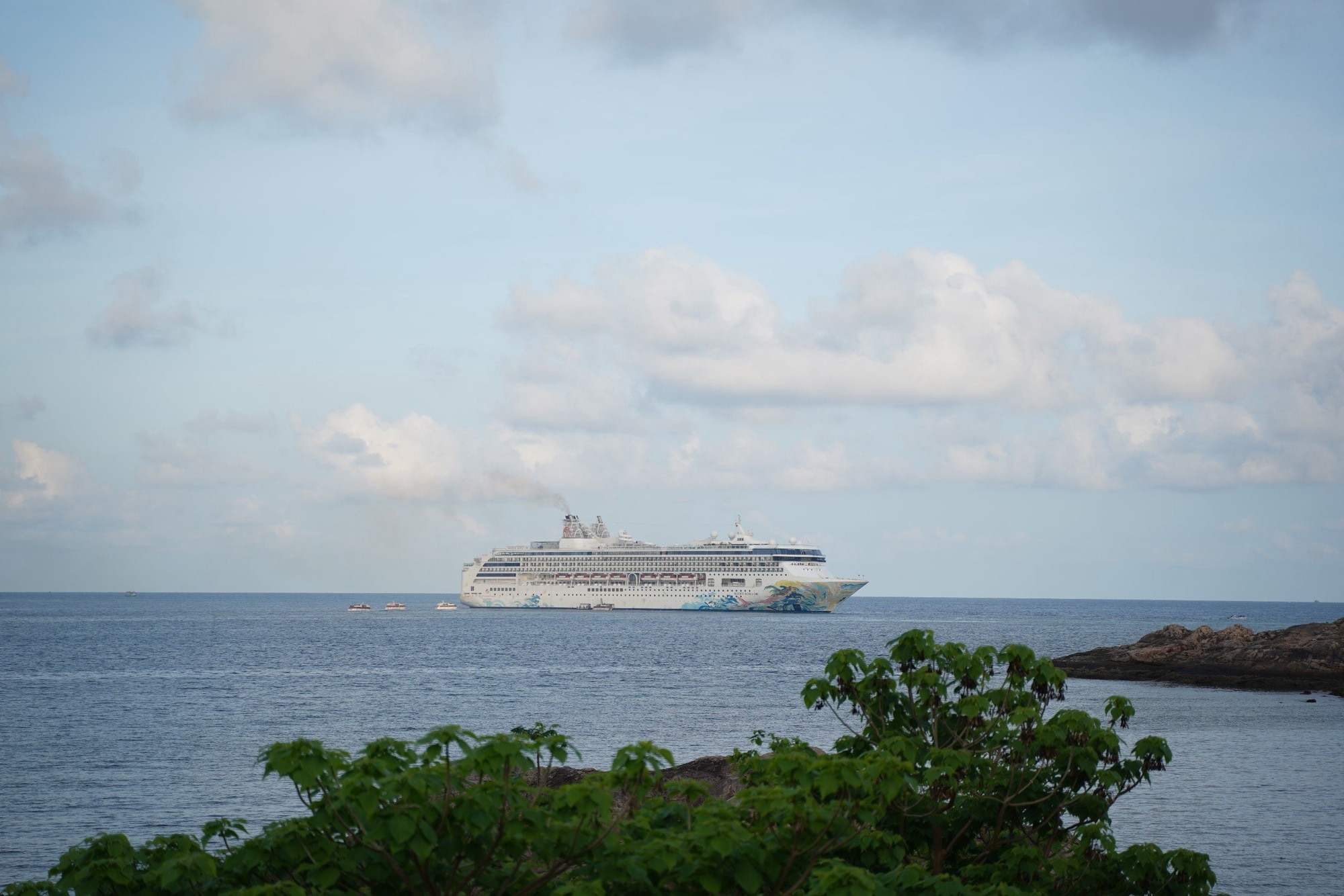 Cận cảnh siêu tàu biển đưa hơn 2.200 khách quốc tế đến Côn Đảo và TP HCM- Ảnh 3.