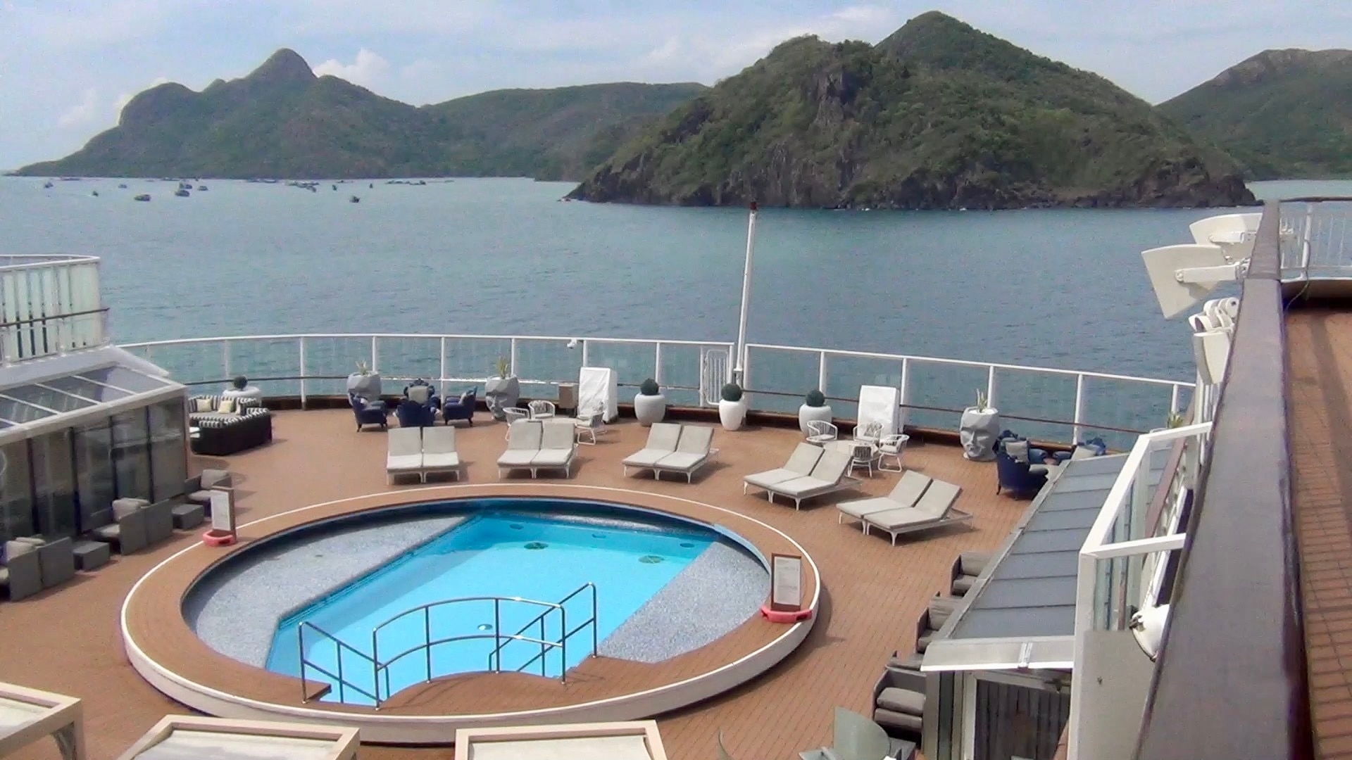 Cận cảnh siêu tàu biển đưa hơn 2.200 khách quốc tế đến Côn Đảo và TP HCM- Ảnh 7.