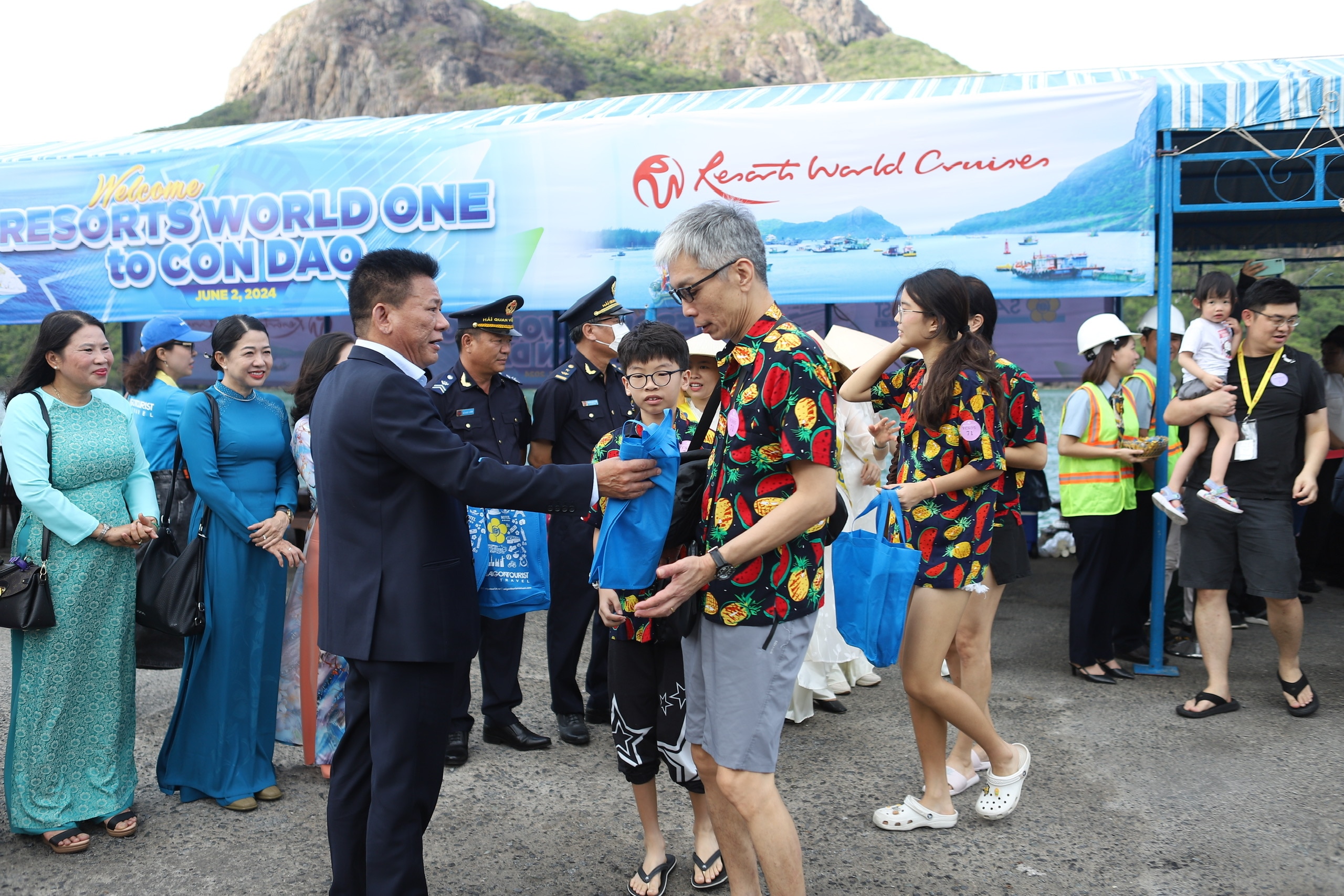Cận cảnh siêu tàu biển đưa hơn 2.200 khách quốc tế đến Côn Đảo và TP HCM- Ảnh 16.