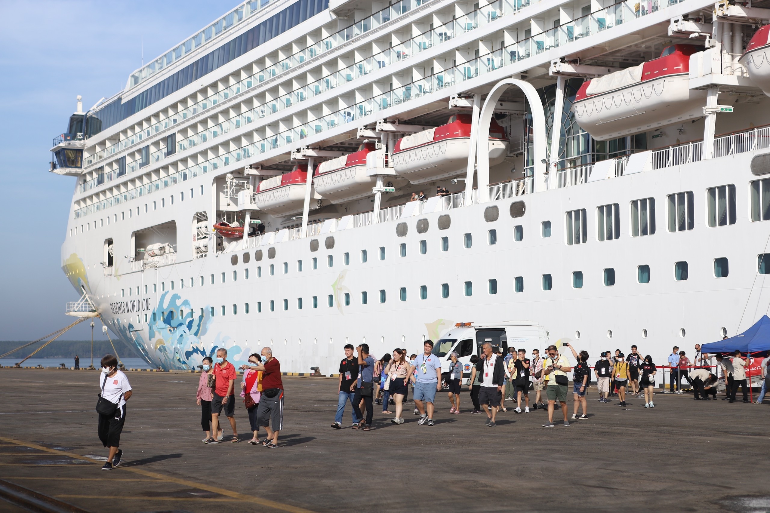 Cận cảnh siêu tàu biển đưa hơn 2.200 khách quốc tế đến Côn Đảo và TP HCM- Ảnh 20.