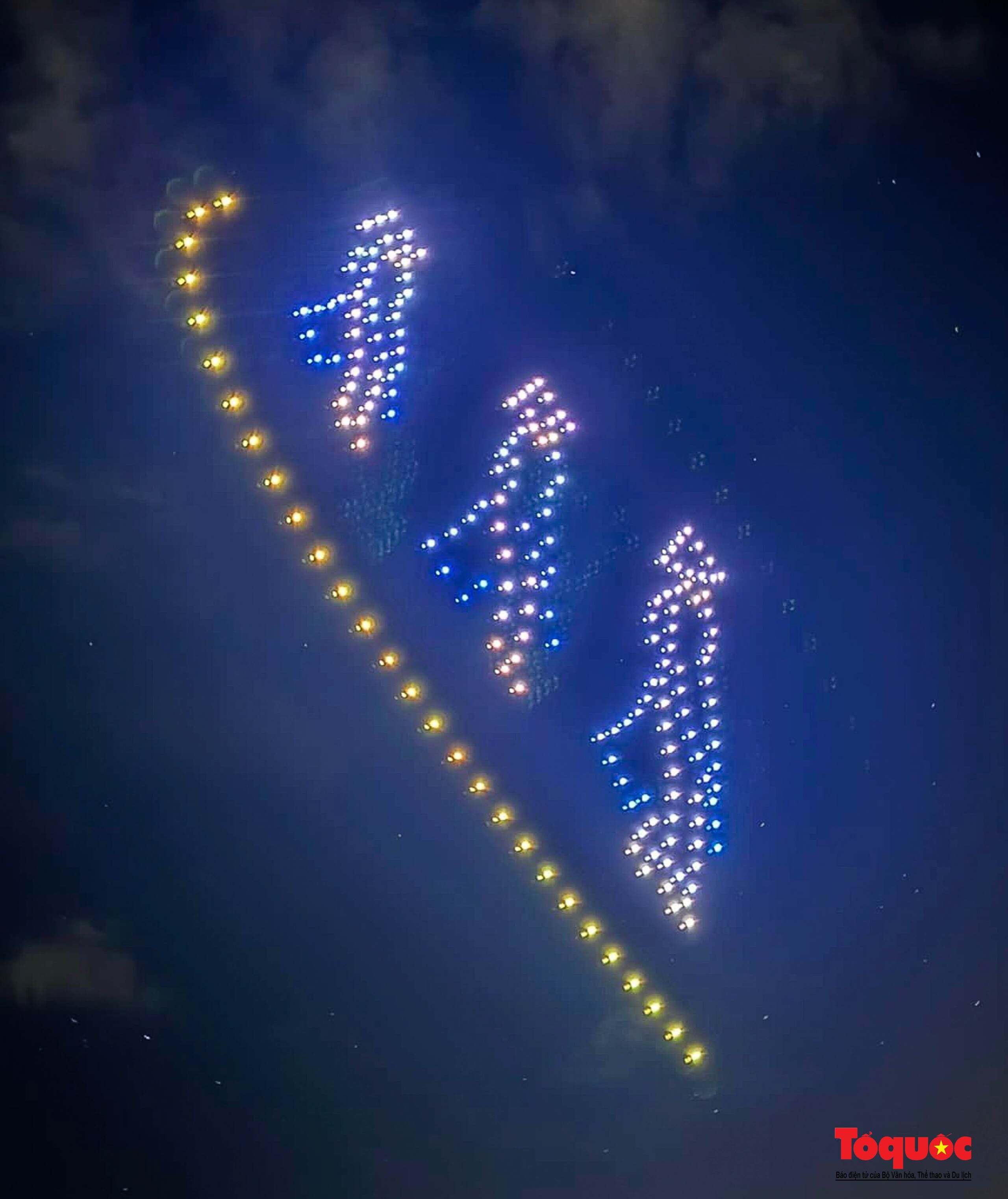 Mãn nhãn màn trình diễn ánh sáng drone light “Thắp sáng bầu trời” ở Hội An - Ảnh 4.