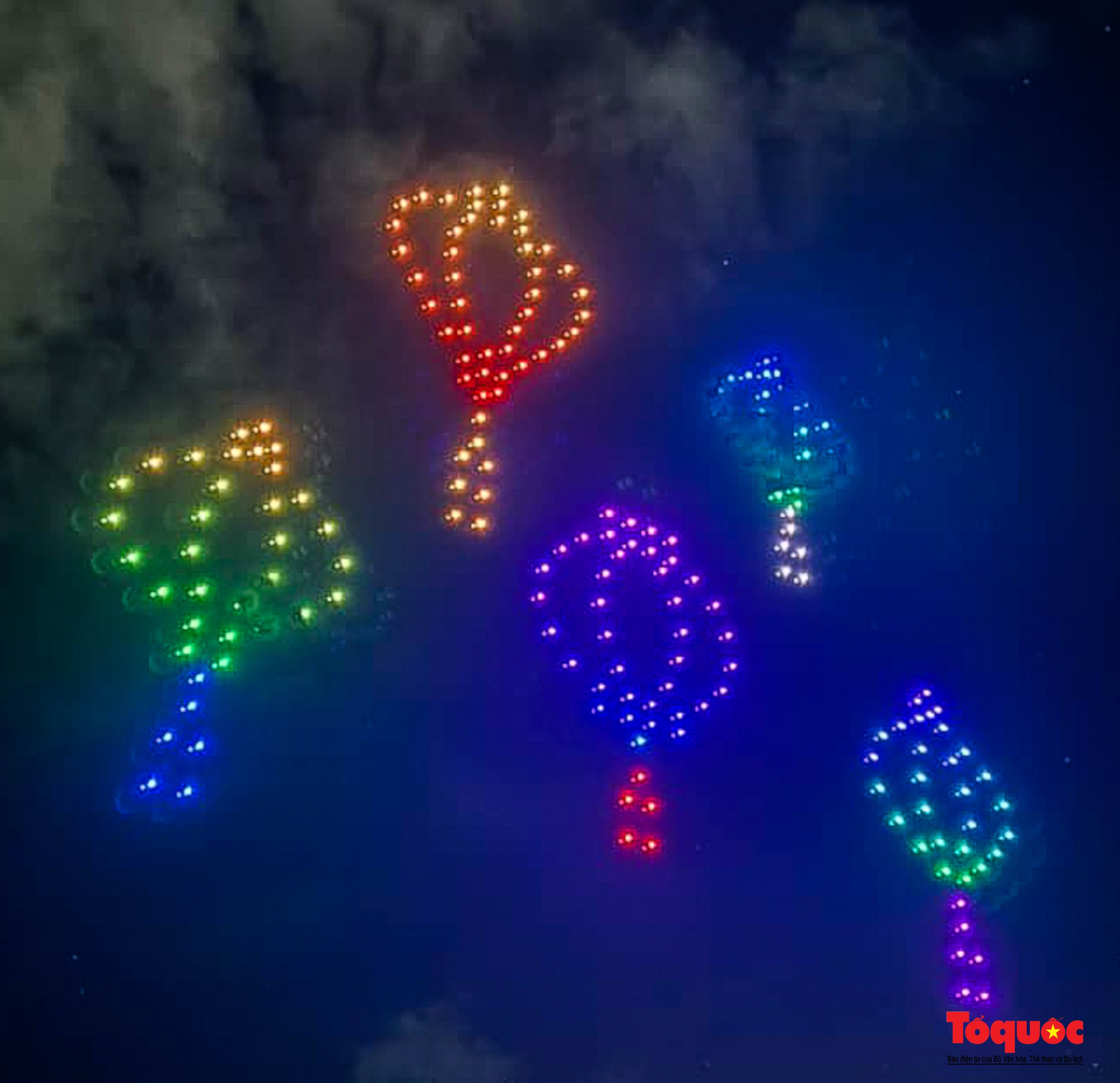 Mãn nhãn màn trình diễn ánh sáng drone light “Thắp sáng bầu trời” ở Hội An - Ảnh 6.