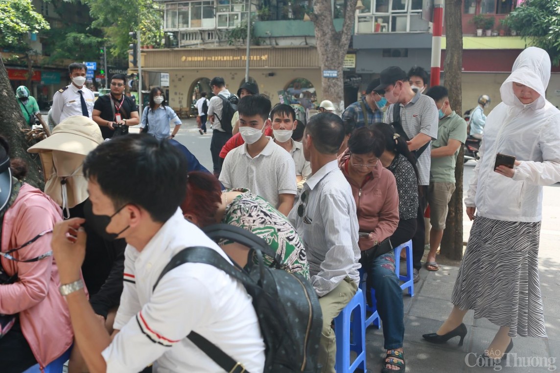 Hà Nội: Người dân đổ xô đi mua “vàng bình ổn giá” trong ngày đầu tiên