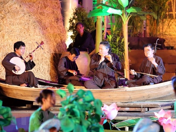 Tại tuần lễ trái cây “Trên bến dưới thuyền”, du khách còn được thưởng thức chương trình biểu diễn nghệ thuật hàng đêm.