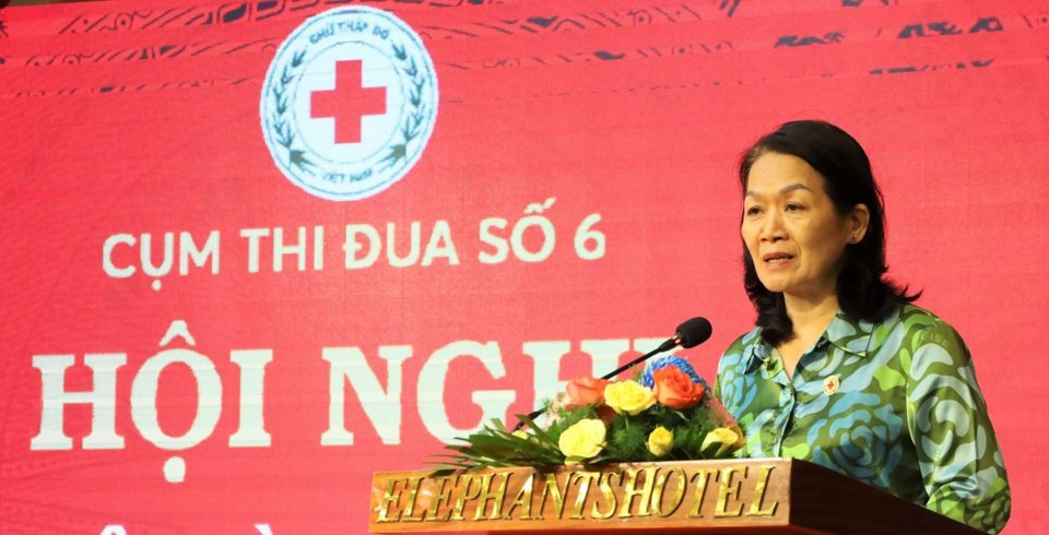 Đồng chí Bùi Thị Hòa, Chủ tịch Trung ương Hội Chữ thập đỏ Việt Nam đánh giá cao những nỗ lực, các kết quả hoạt động về mọi mặt của các đơn vị trong Cụm Thi đua số 6