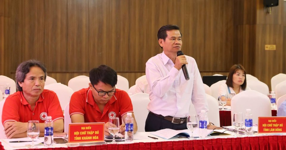 Ông Lê Văn Hoa - Ủy viên Ban Thường vụ Trung ương Hội Chữ thập đỏ Việt Nam, Chủ tịch Hội chữ thập đỏ Tỉnh Khánh Hòa phát biểu tại hội nghị. 