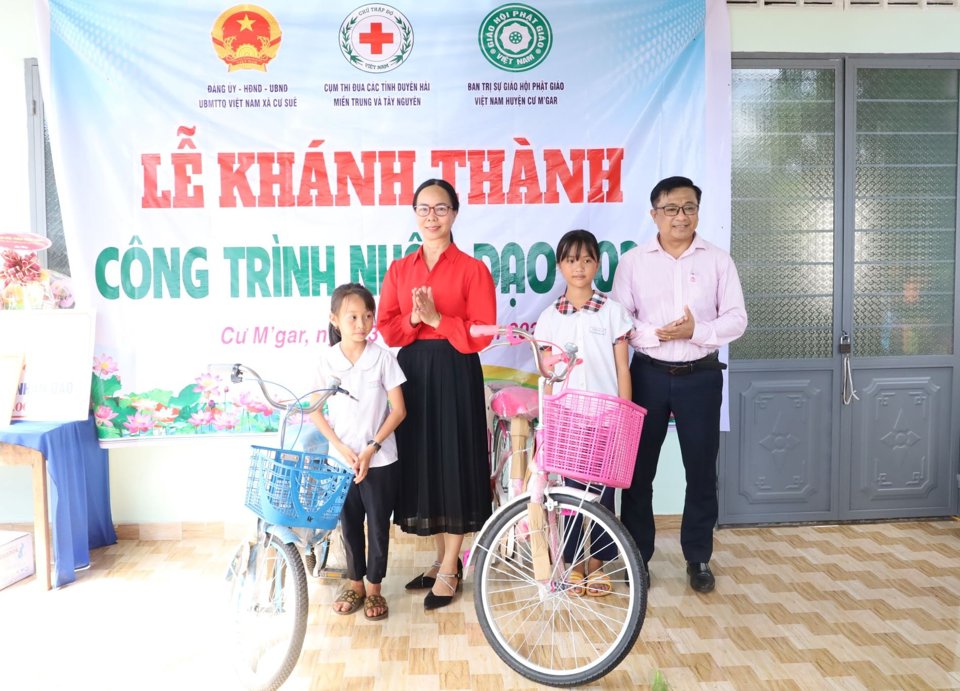 Phòng giao dịch ngân hàng Chính sách xã hội huyện Cư M’gar trao tặng 2 chiếc xe đạp cho 2 học sinh vượt khó vươn lên trong học tập.