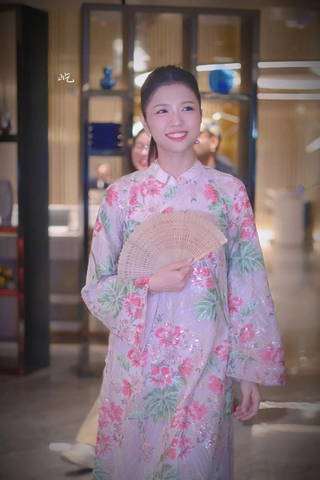 Suni Hạ Linh mặc áo dài khi thi “Đạp gió“. Ảnh: Facebook nhân vật