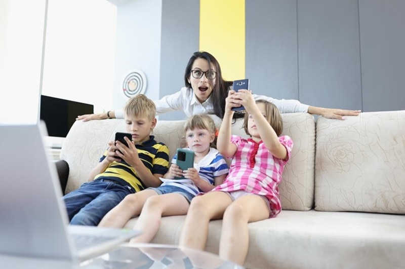 Hạn chế cho trẻ xem tivi, điện thoại. 