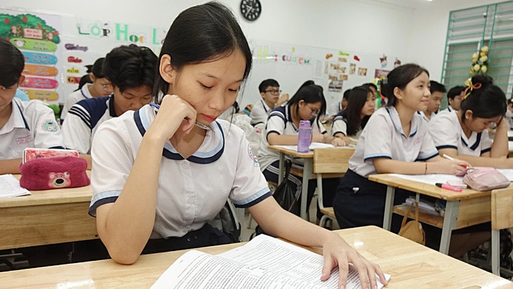 Học sinh Trường THCS Kim Đồng (Q.5, TP.HCM) ôn thi môn tiếng Anh chuẩn bị cho kỳ thi tuyển sinh lớp 10 - Ảnh: N.H.