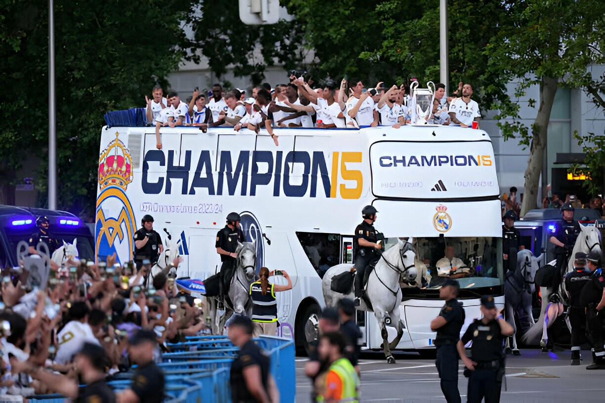 'Biển người' chứng kiến ngày cuối Kroos khoác áo Real Madrid ảnh 2