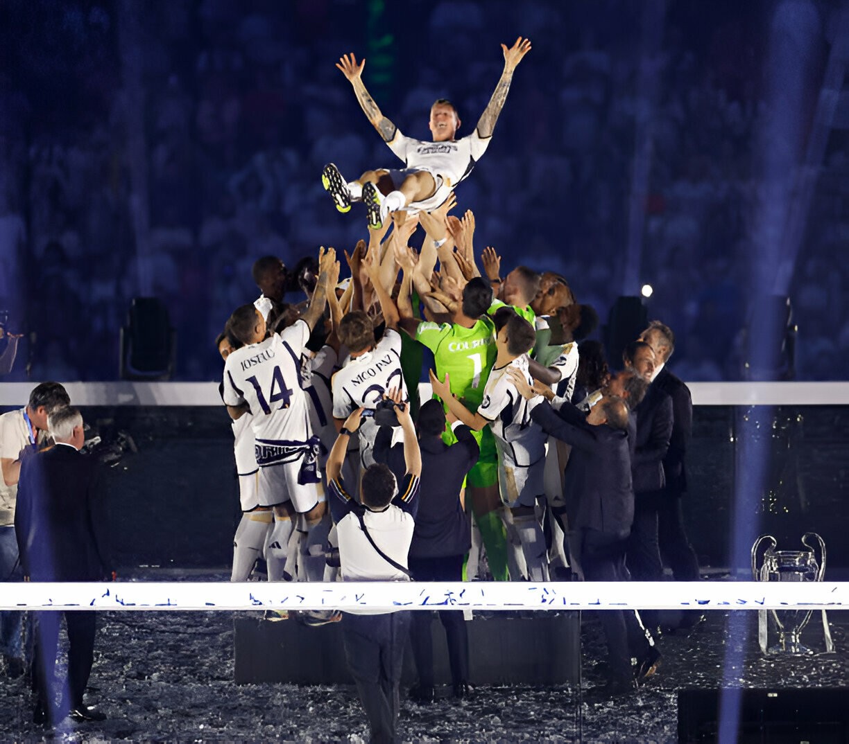 'Biển người' chứng kiến ngày cuối Kroos khoác áo Real Madrid ảnh 8