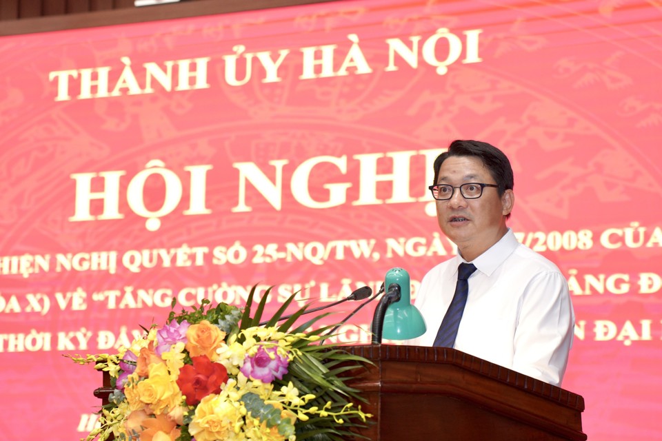 Phó Trưởng ban Thường trực Ban Dân vận Thành uỷ Vũ Hà trình bày báo cáo tại hội nghị.