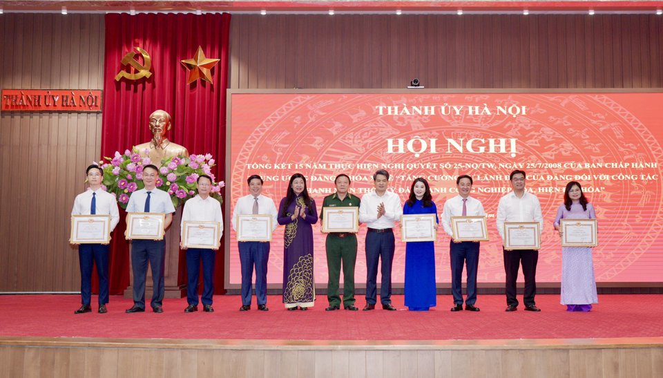 Chủ tịch Ủy ban MTTQ Việt Nam TP Nguyễn Lan  Hương và Trưởng ban Nội chính Thành uỷ Nguyễn Quang Đức trao Bằng khen cho các cá nhân có thành tích.