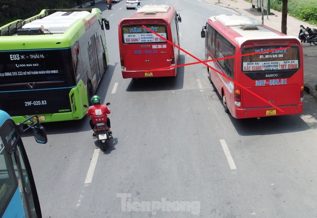 Tận thấy bến xe lậu dài nửa cây số trên đường phố Hà Nội ảnh 3