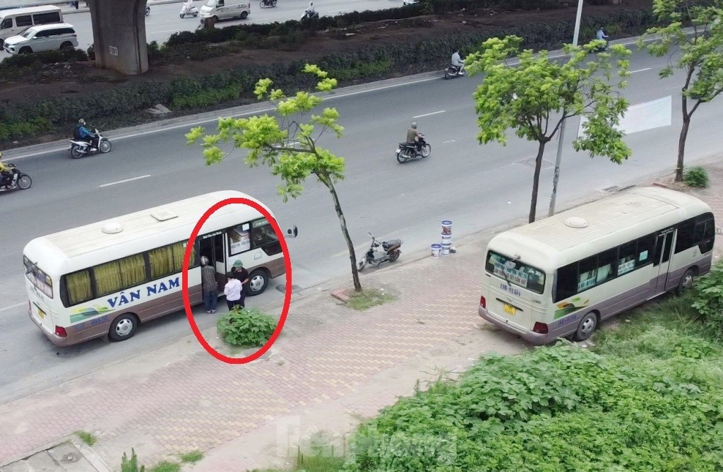 Tận thấy bến xe lậu dài nửa cây số trên đường phố Hà Nội ảnh 5